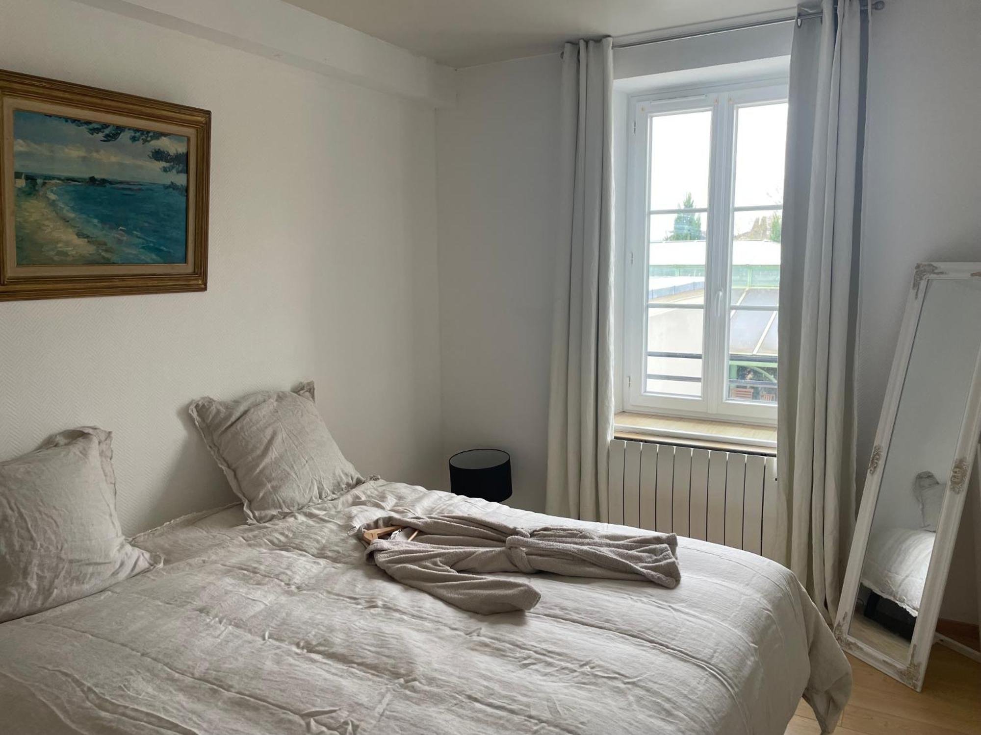 VILLA SPA PERRET-4 Étoiles-PARC de 3 Ha au pied du PARC NATUREL DU VEXIN NORMAND-Châteaux -Nature-Ballades-VTT-Cheval-Golf-À 5 Mn de GIVERNY-Jardins de MONET-Musée IMPRESSIONNISTE-Pour 2 Nuitées SAUNA ou JACUZZI offert en Hiver ou PISCINE en Été ou H Sainte-Genevieve-les-Gasny Chambre photo